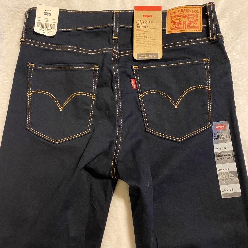 Size 26 Levis women’s skinny jeans